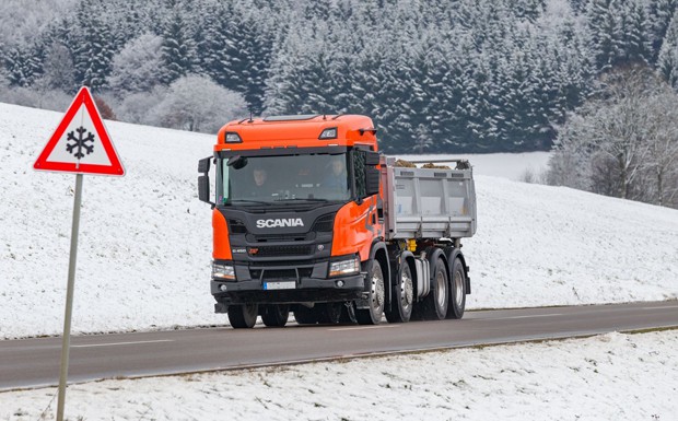 Europäische Vorschriften zur Winterausrüstung bei Lkw und Bussen