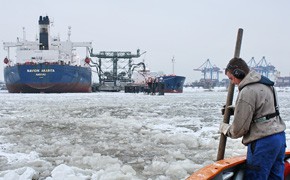 Eislage im Hamburger Hafen: Die „Eisfront“ in der Elbe bekommt immer mehr Risse 