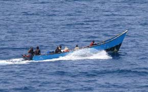Piraten missbrauchen Flüchtlinge als Schutzschilde