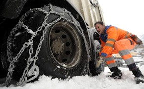 Verkehrsexperten fordern Schneekettenpflicht für Lastwagen 