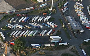 ADAC: LKW-Fahrer parken gefährlich