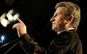 Oettinger: Weniger "Bleifuß" fahren 