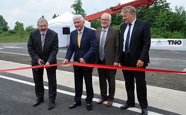 TÜV Rheinland: Neues Crashtest-Center für Rückhaltesysteme