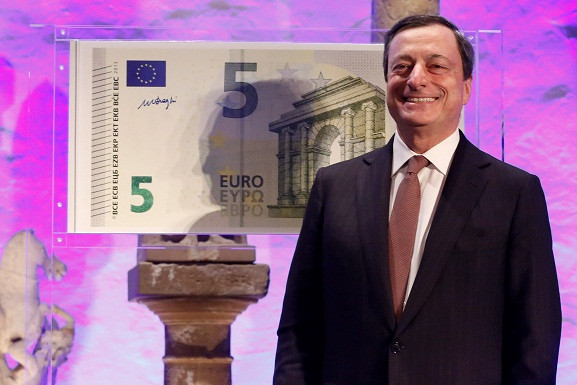 Der Praesident der Europaeischen Zentralbank (EZB), Mario Draghi, praesentiert am Donnerstag (10.01.13) im Archaeologischen Museum in Frankfurt am Main den neuen 5-Euro-Schein. Draghi erklaerte bei der Unterzeichnung einer Fuenf-Euro-Note, die neuen Schei
