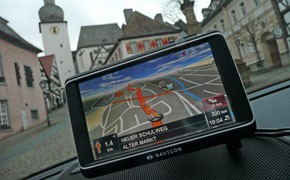 Car-Multimedia: Karten-Updates bei Navis zu kompliziert
