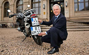 Neuregelung: Ab heute Ende der "Kuchenblech-Ära" für Motorrad-Kennzeichen