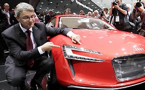 Audi-Chef Rupert Stadler neben einem Audi R8 E-Tron Concept