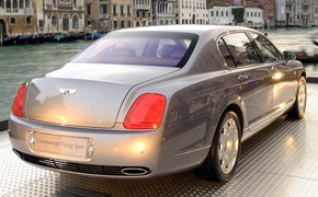 Austretendes Benzin: Brandgefahr bei Bentley