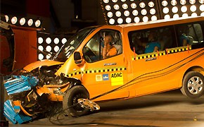 Familienbusse im Test: ADAC crasht VW T5 und Renault Trafic