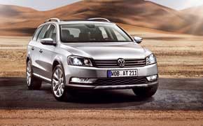 Volkswagen: Ein Passat fegt übers Gelände