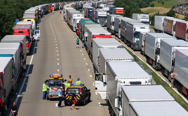 Streik: Lange Wartezeiten für Lkw in Calais