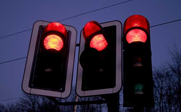 Urteil: Rotlichtverstoß durch verspäteten Fahrstreifenwechsel