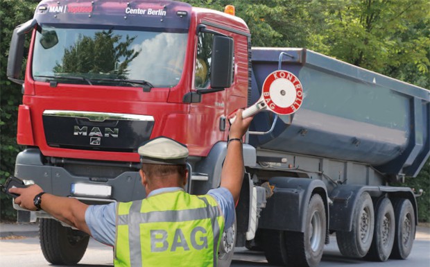 Hinter den Kulissen: Ein Lastwagenkontrolleur auf Streife 