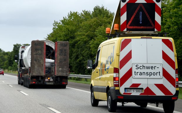 SPD fordert private Begleitung von Schwertransporten