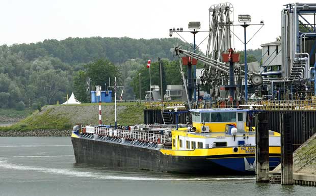 Wegen Niedrigwasser: Rhein-Gütertransporte verlagern sich auf Straße