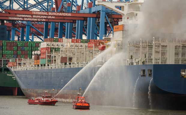Am Rande: Container brennen auf Schiff in Hamburger Hafen