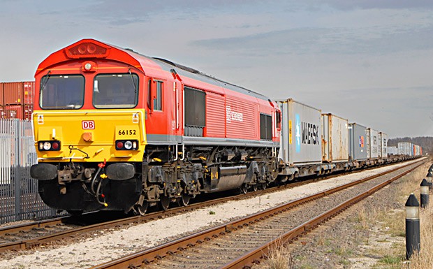 Erster Güterzug mit EU-Höhe rollt nach London