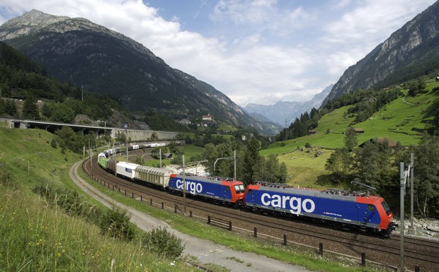 Schweiz: Rückgang des alpenquerenden Güterverkehrs 2012