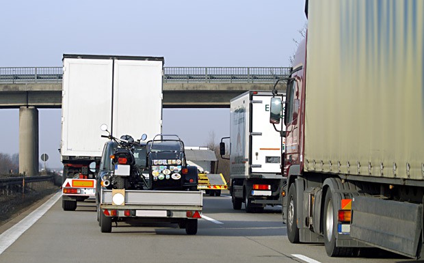 CSU für Lkw-Überholverbot auf zweispurigen Autobahnen