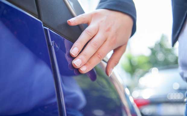 Urteil: Fahrzeugkäufer darf Neuwagen mit Lackschaden zurückweisen