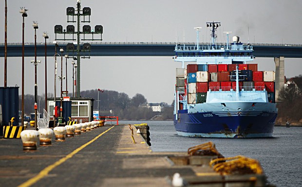 Frachterstau am Nord-Ostsee-Kanal