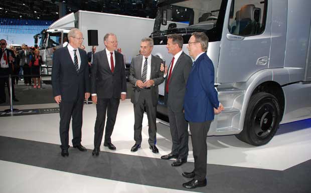 EU-Kommissar Oettinger eröffnet IAA Nutzfahrzeuge 2016