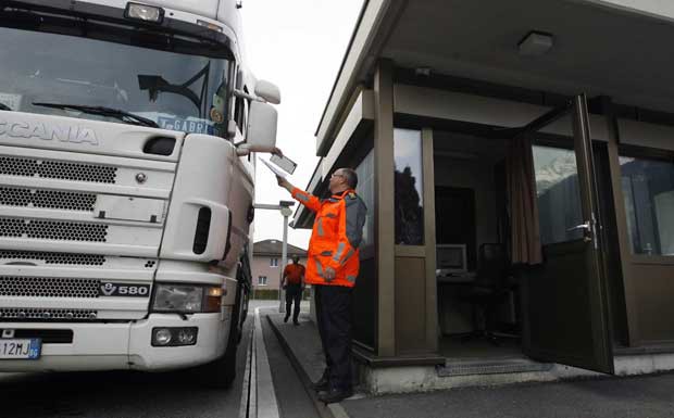 Schweiz: Zoll überwacht Lkw-Transporte strenger