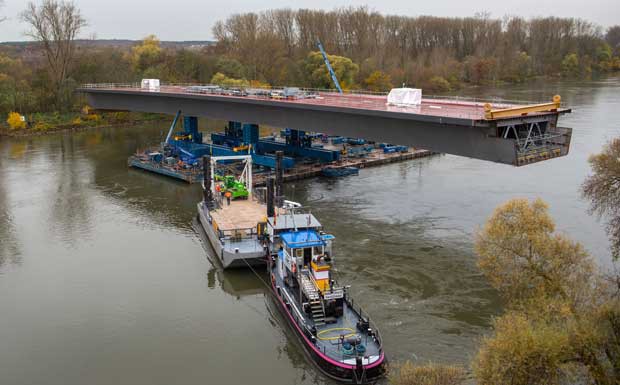 120-Meter-Bauteil für Schiersteiner Brücke eingeschwommen