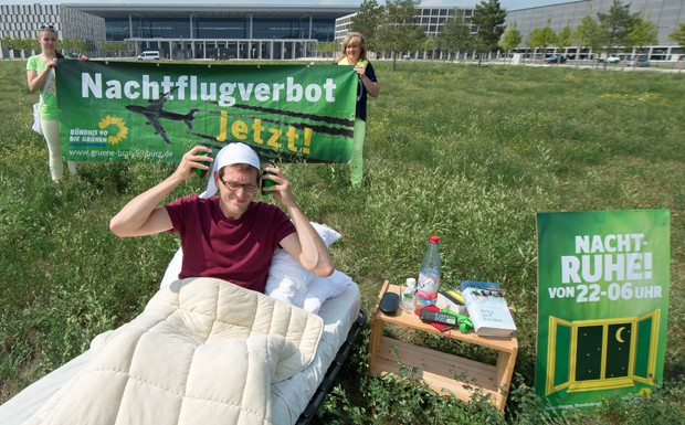 Am Rande: Grünen-Chef demonstriert mit „Sleep-In“ für Nachtflugverbot 