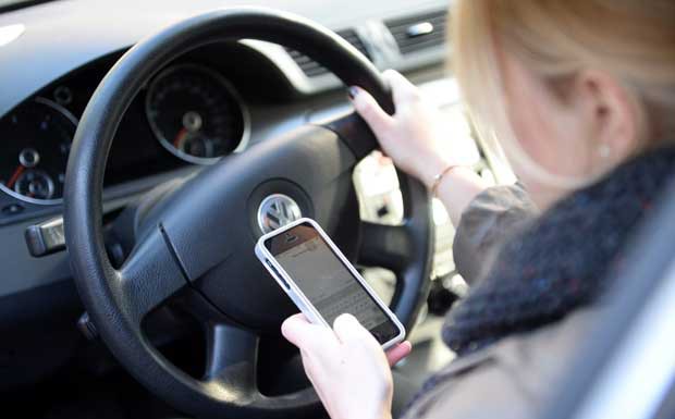 Verkehrsexperten für höhere Bußen bei Smartphone-Nutzung am Steuer