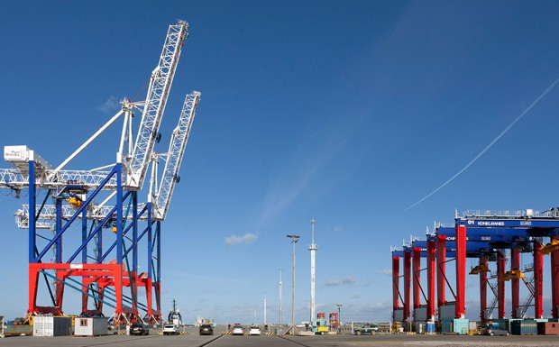 Tiefwasserhafen Bronka erhält Containerbrücken