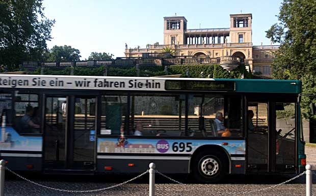 Kombi-Bus: Fahrgäste, Briefe und Päckchen in einem Bus