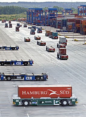 HHLA und Demag Cranes testen batteriebetriebene Containertransportfahrzeuge