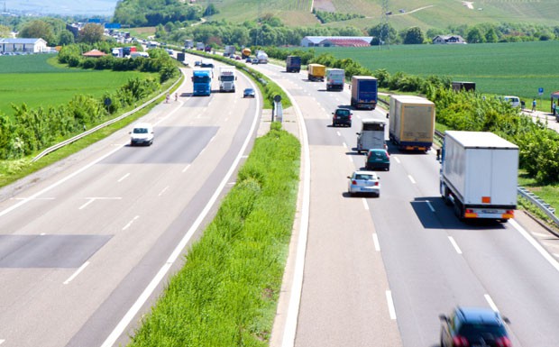 Österreich beschließt Fahrverbot für Lkw auf der linken Spur