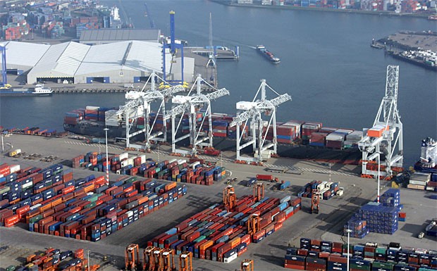 Umschlag des Hafens Rotterdam sinkt leicht