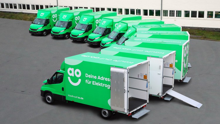 AO-Transporter: Weiße Ware mit grüner Vollverklebung