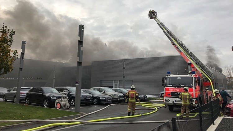 100 Feuerwehrleute im Einsatz: Großbrand bei Audi in Zehlendorf