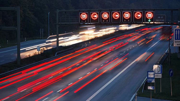 Schnelles Fahren auf der Autobahn: Mithaftung bei Unfall möglich