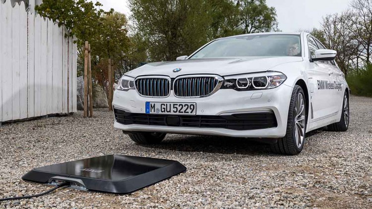 Kabelloses Laden bei BMW: Strom aus der Bodenplatte