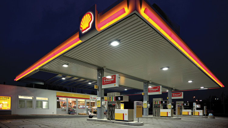 LED-Beleuchtung an einer Shell-Tankstelle