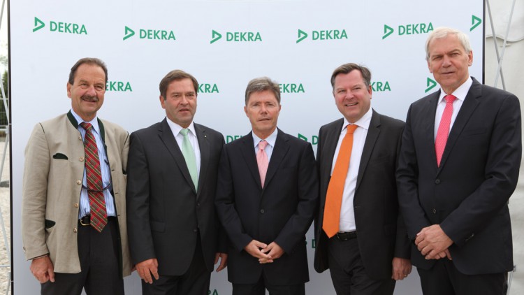 Nach 48 Jahren: DEKRA legt Grundstein für neue Niederlassung in München