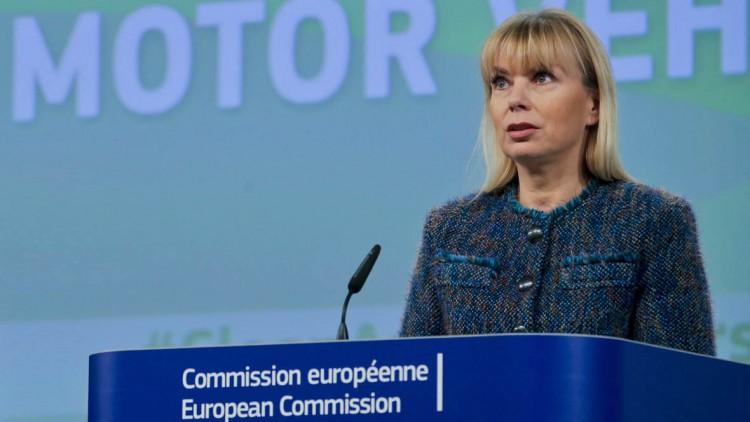 VW-Kunden: EU-Kommissarin mahnt Entschädigung an