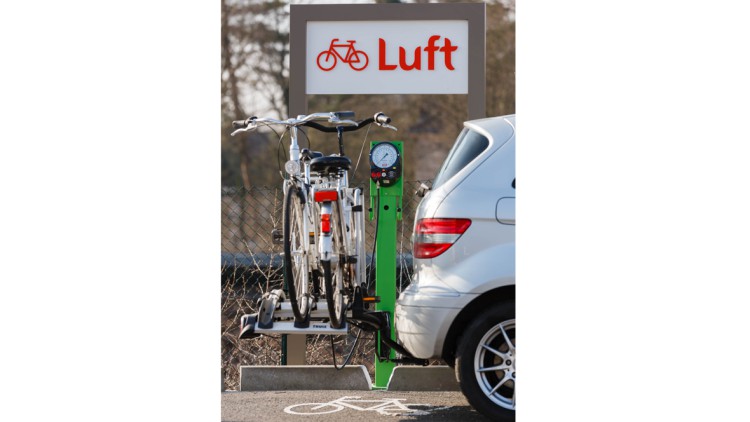 "Auftanken": Total installiert Fahrradluftstationen