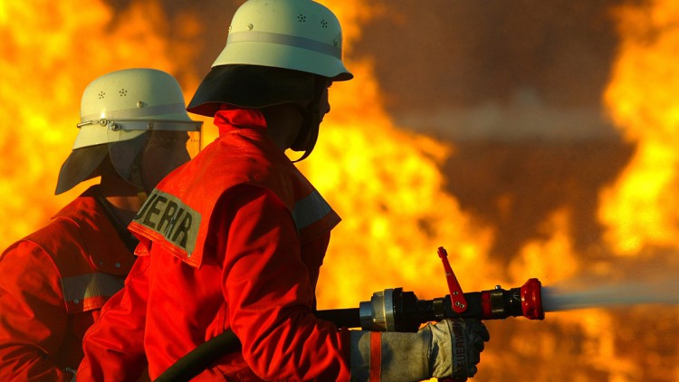 Feuerwehrverband: Autoindustrie bei Bränden von E-Autos in der Verantwortung