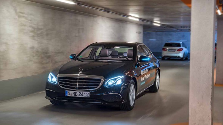 Automatisiertes Parken von Mercedes und Bosch: Mach’s doch selber