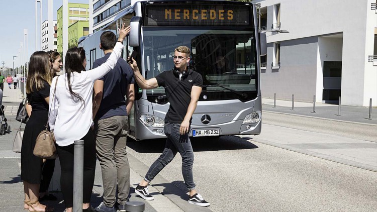 Aktiver Bremsassistent für Stadtbusse: Weltpremiere bei Mercedes