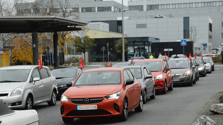 Für sichere Arbeitsplätze: Opelaner demonstrieren mit Autokorso