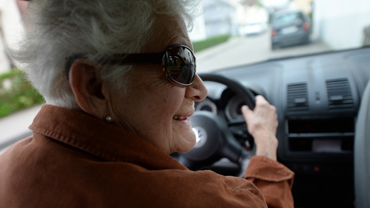 DEKRA Verkehrssicherheitsreport 2021 „Mobilität im Alter“: Höheres Verletzungsrisiko bei Senioren