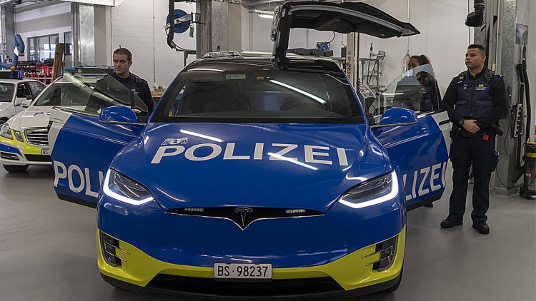 Polizei Basel setzt auf Elektro-SUV: Verfolgungsjagd im Tesla