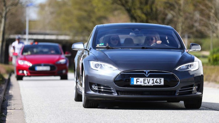 Software-Update: Tesla lässt Autos automatisch lenken